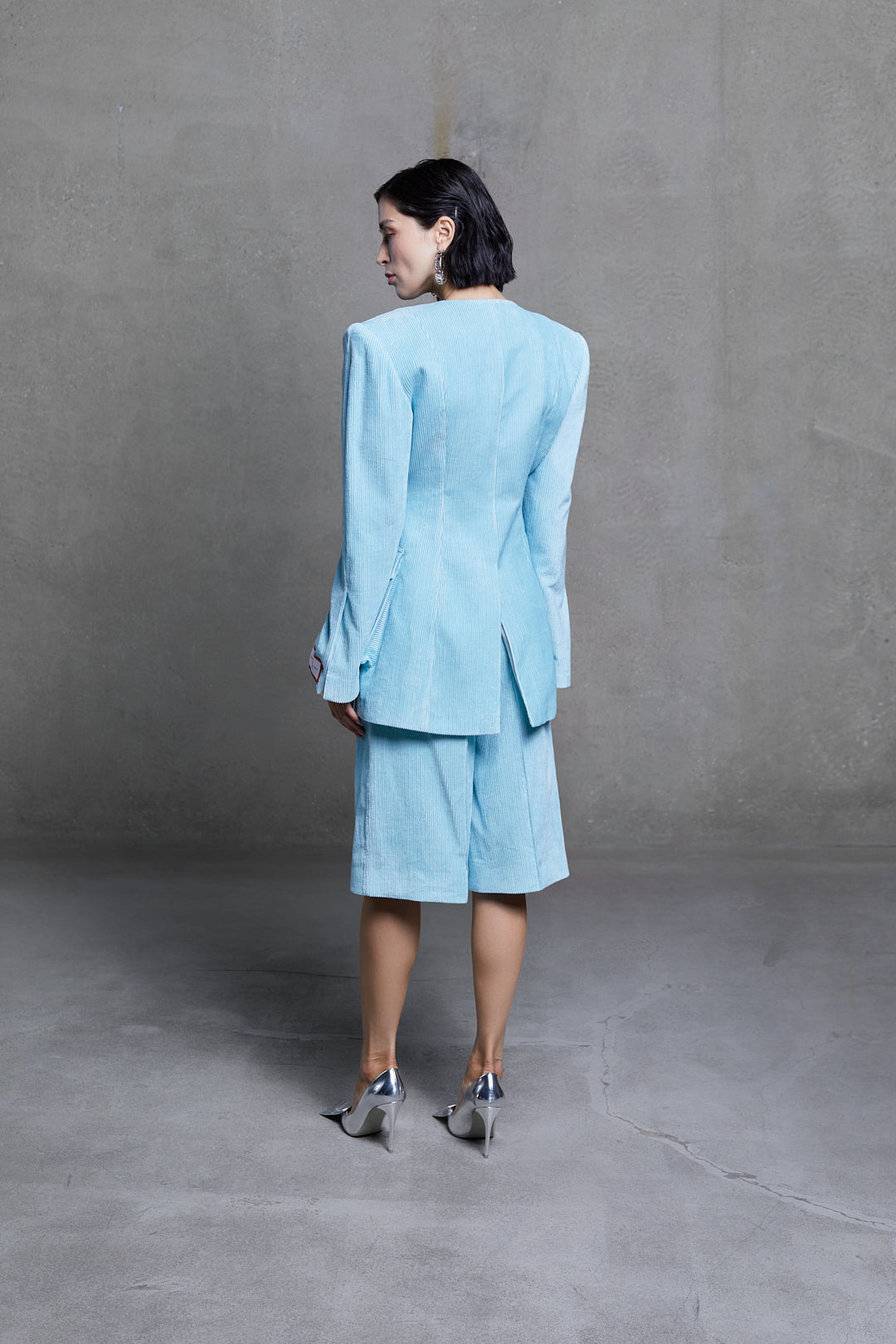 Azure bermuda shorts, back view showing fit and pleat details.