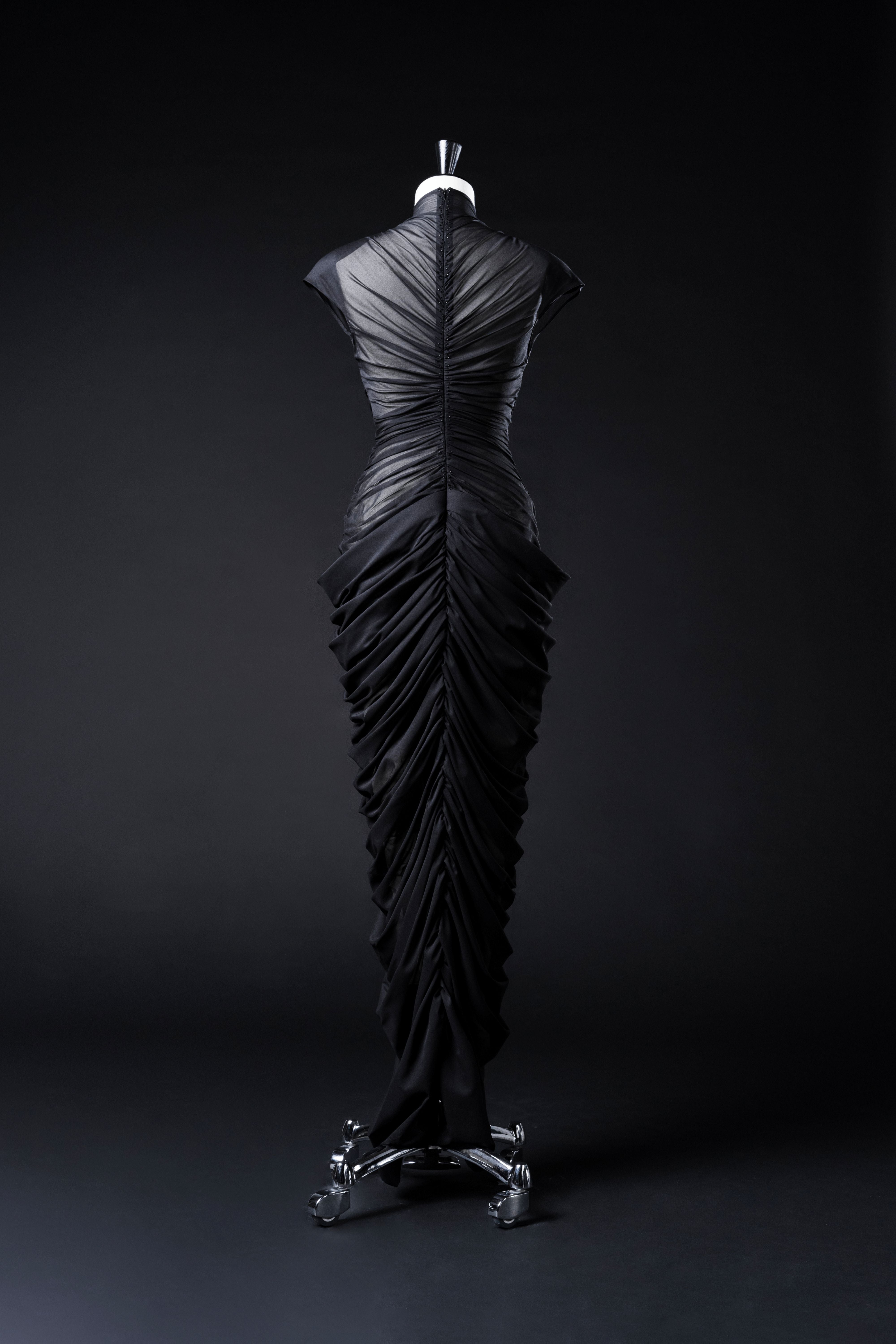 ROBE EN SOIE BRODÉE DE MILO