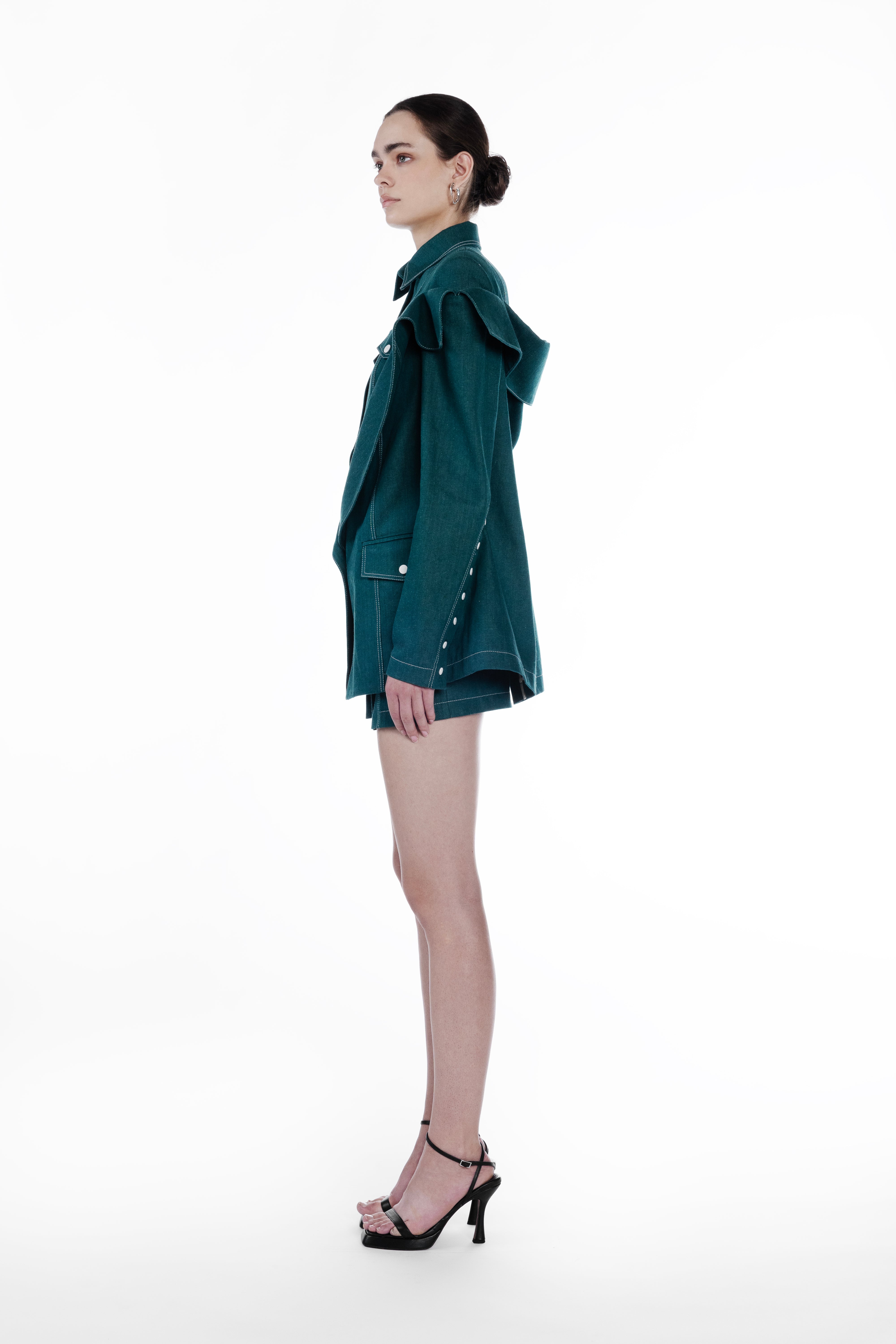 Short Falling Jacket in emerald green cotton, side view, structured relaxed tailoring with falling shoulder detail