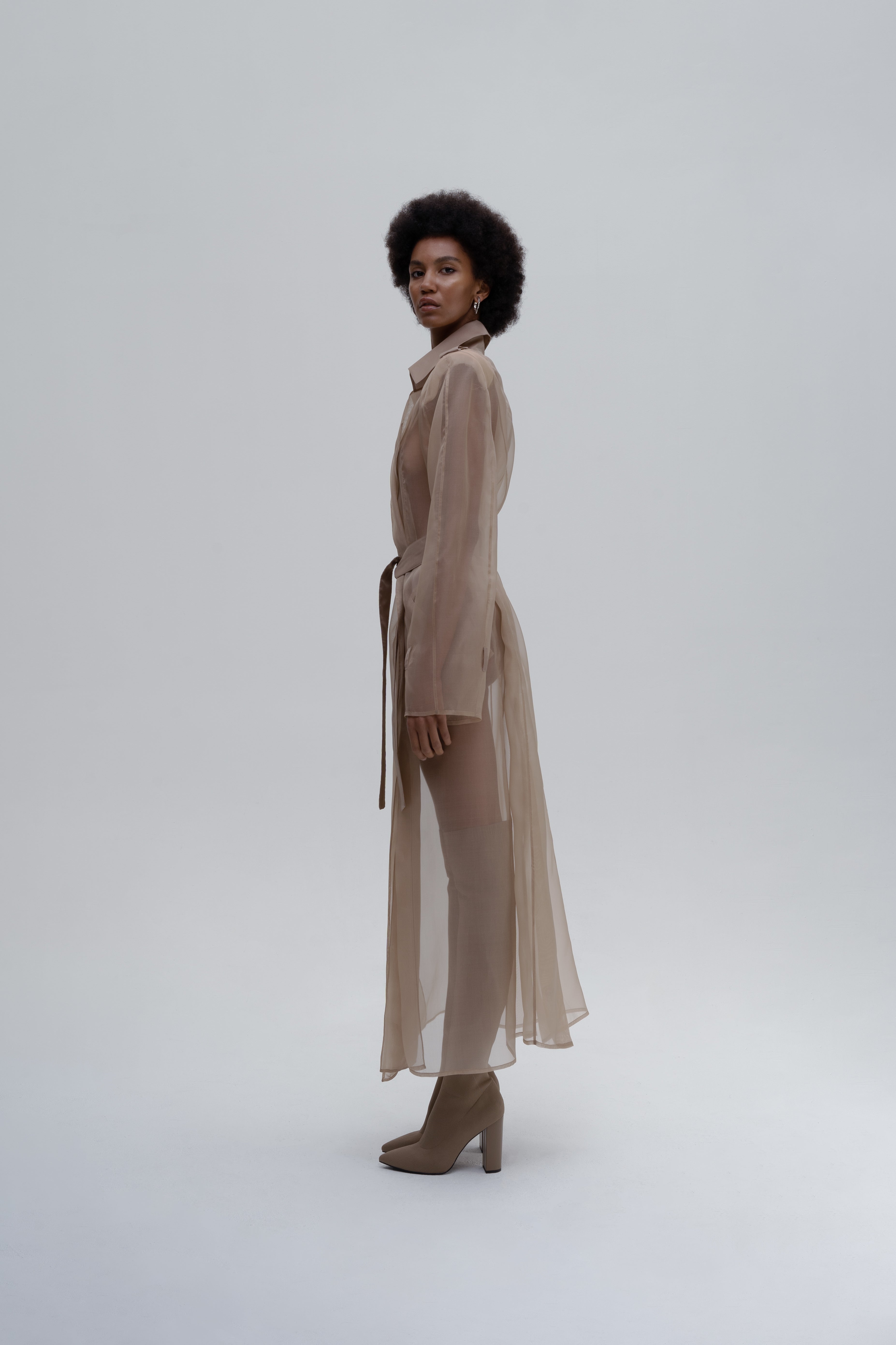 TRENCH CON SPACCHI IN ORGANZA TRASPARENTE