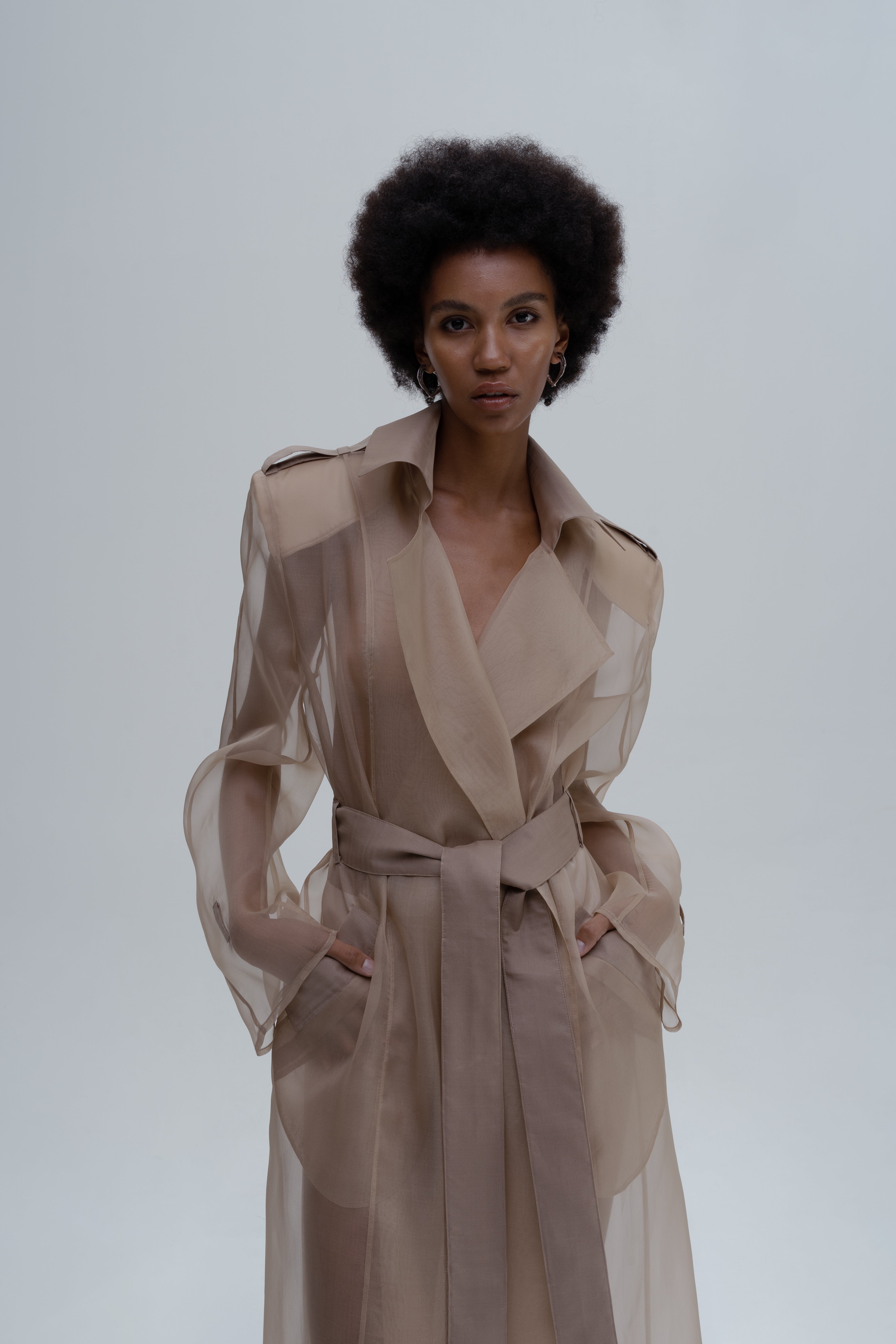 TRENCH CON SPACCHI IN ORGANZA TRASPARENTE