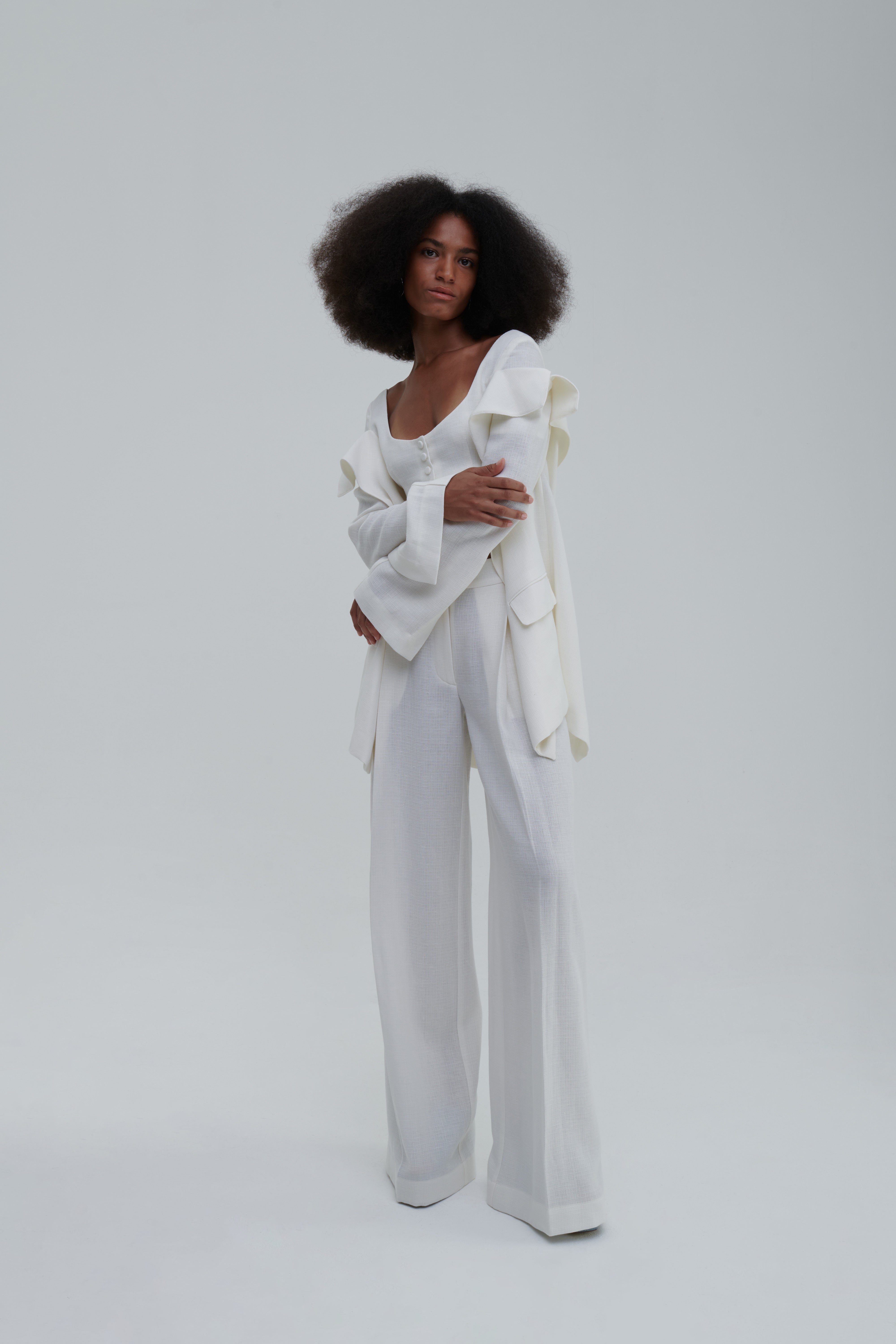 White falling-jacket crop top with matching trousers, 3/4 pose