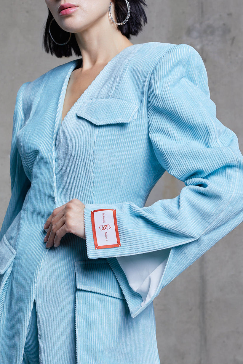 Three-quarter view, azure velvet jacket, pocket detail