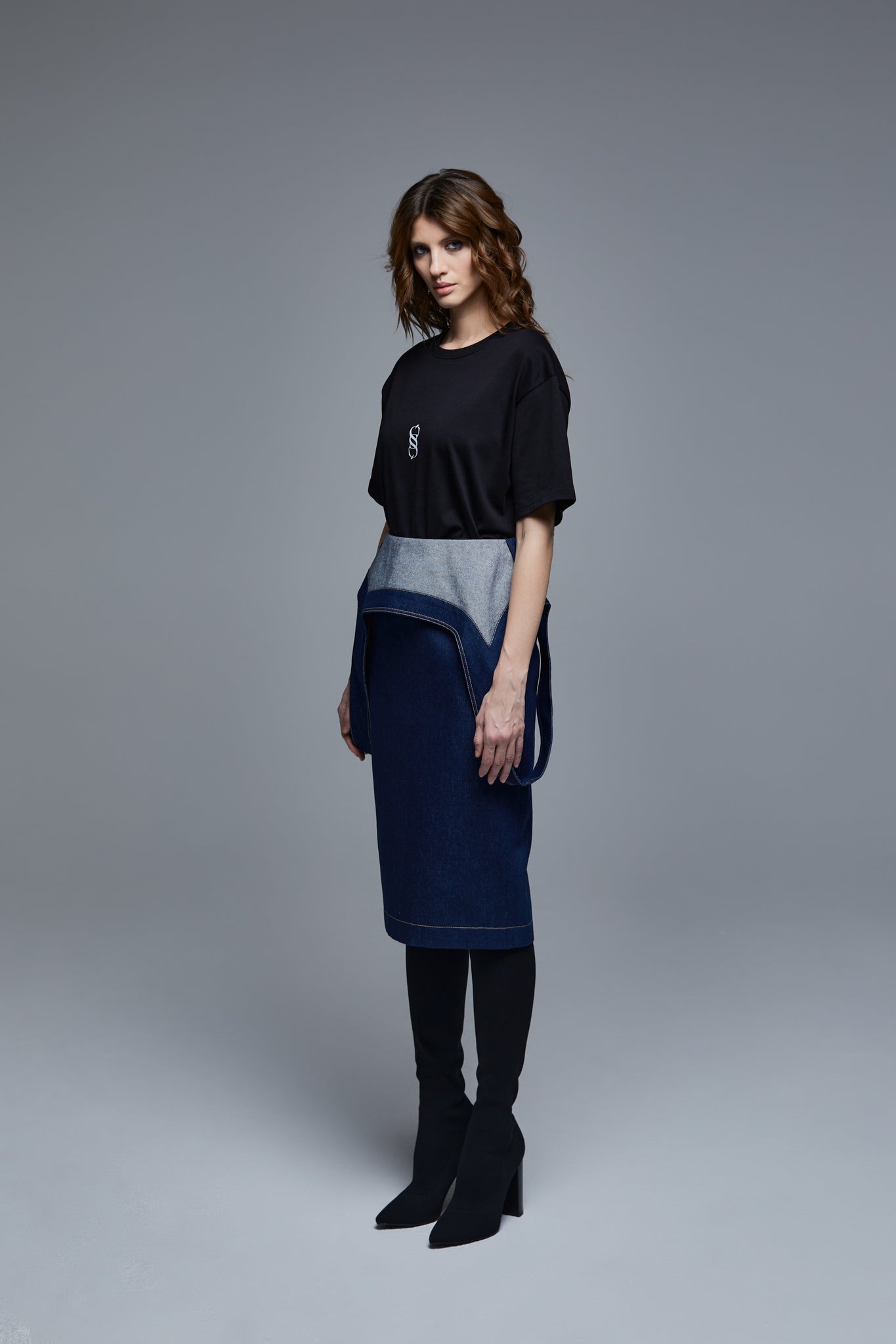 Falling denim skirt