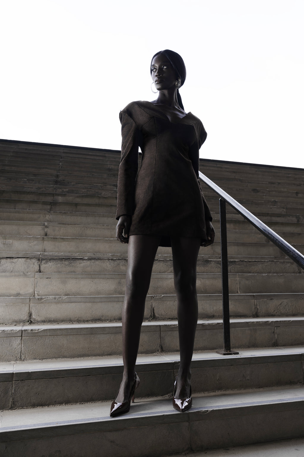 Cotton mini dress with long sleeves, tailored seams and back zip