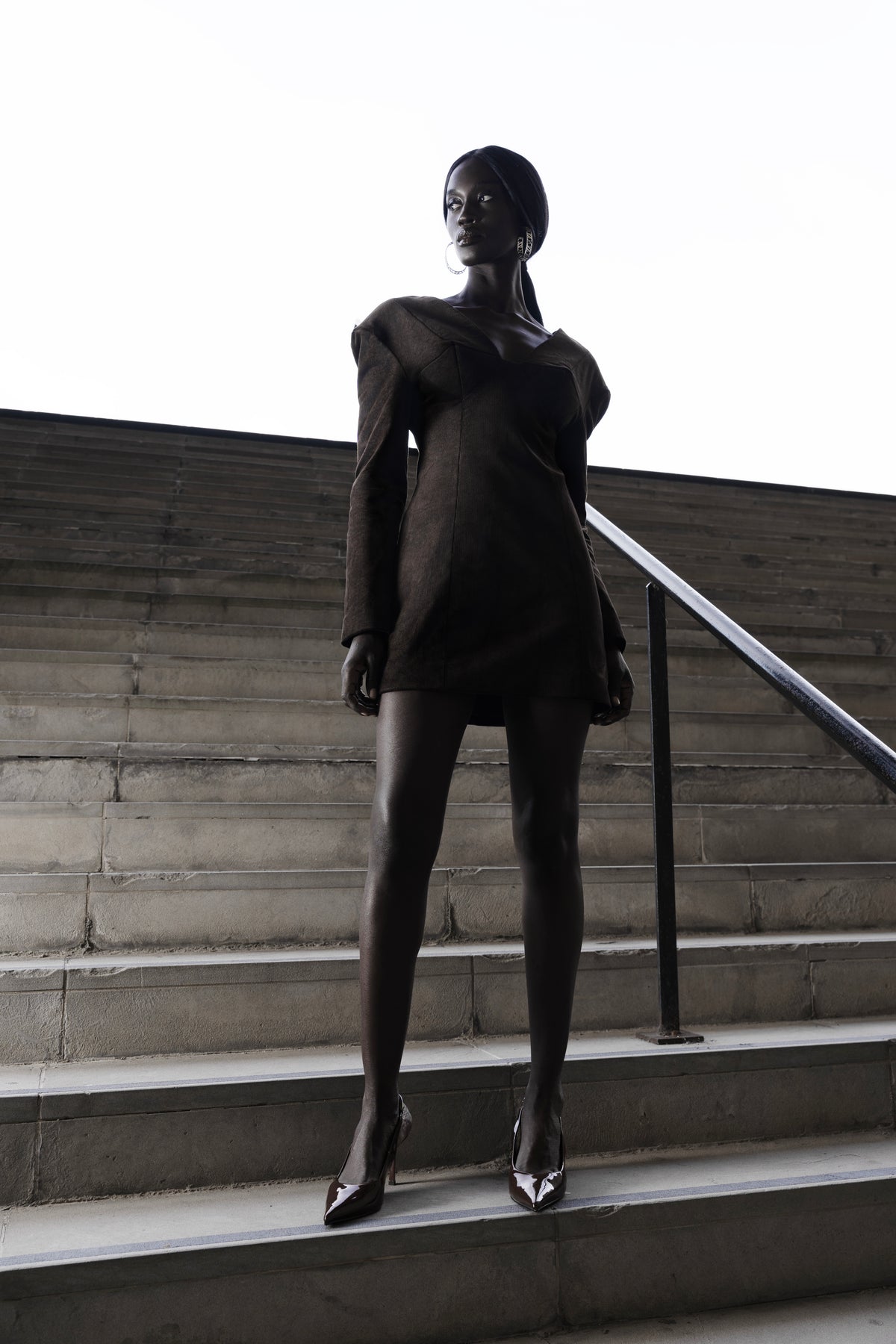 Cotton mini dress with long sleeves, tailored seams and back zip