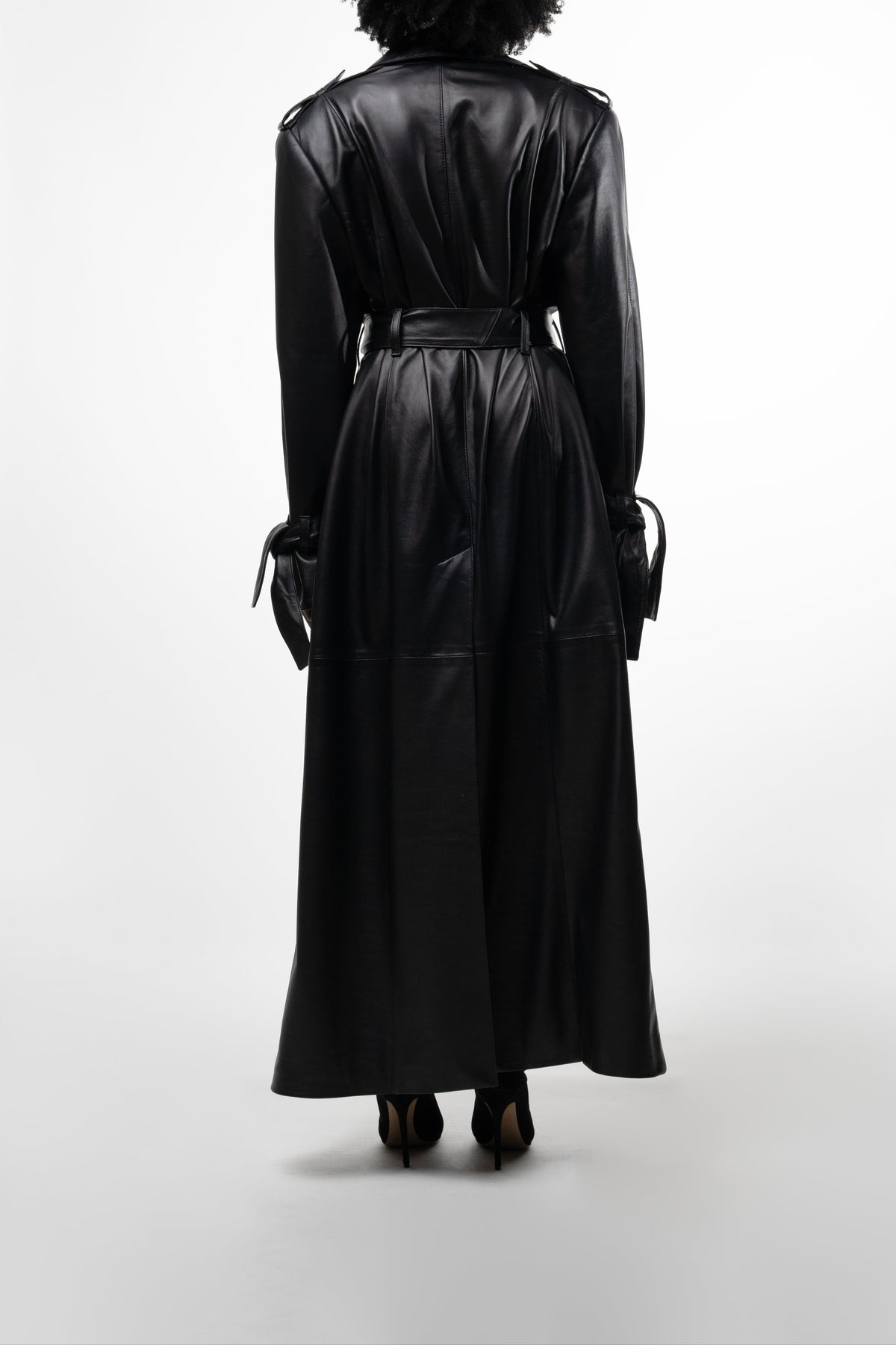 Woman showing gathered waist, belt and epaulettes