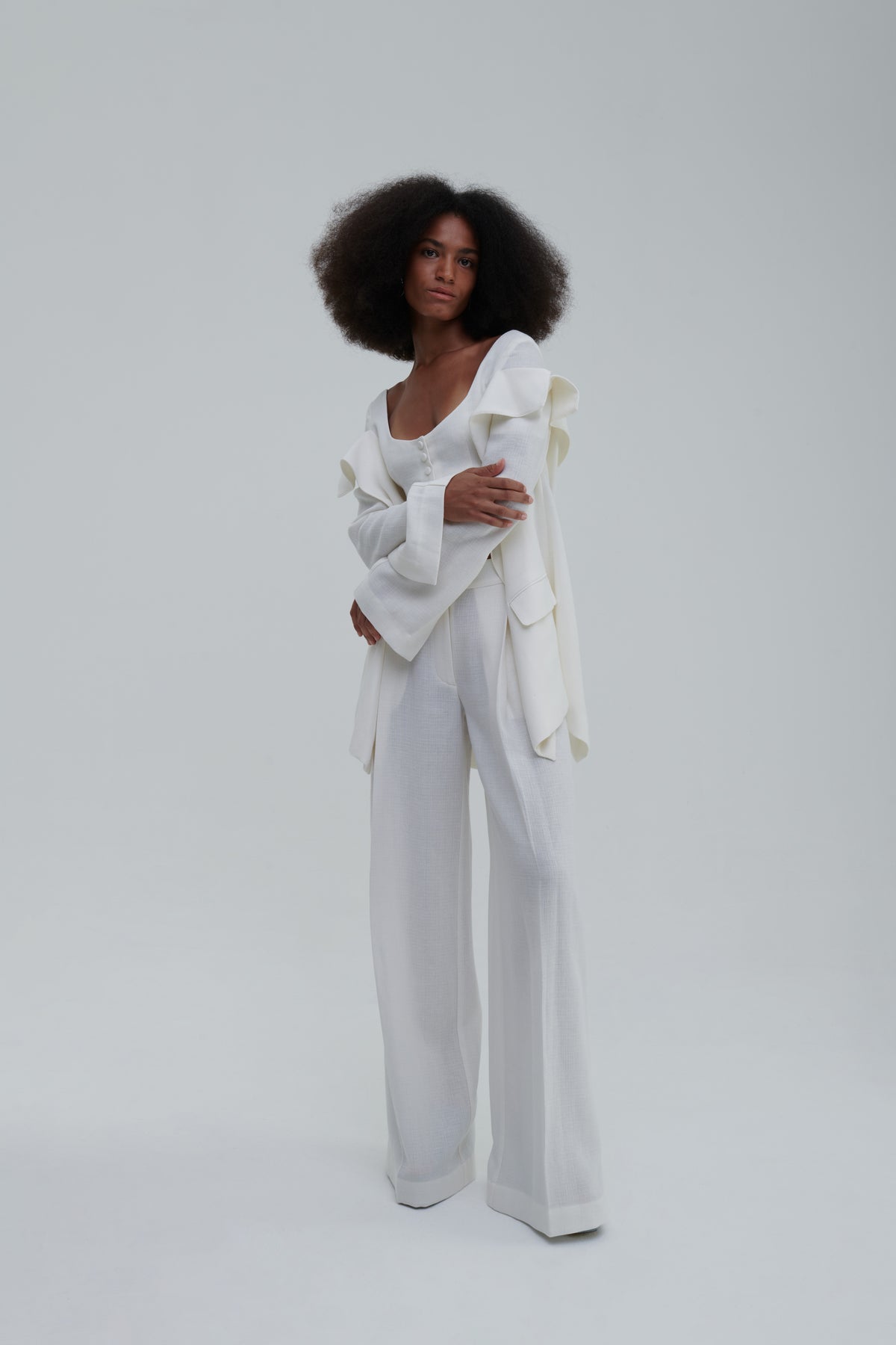 White falling-jacket crop top with matching trousers, 3/4 pose