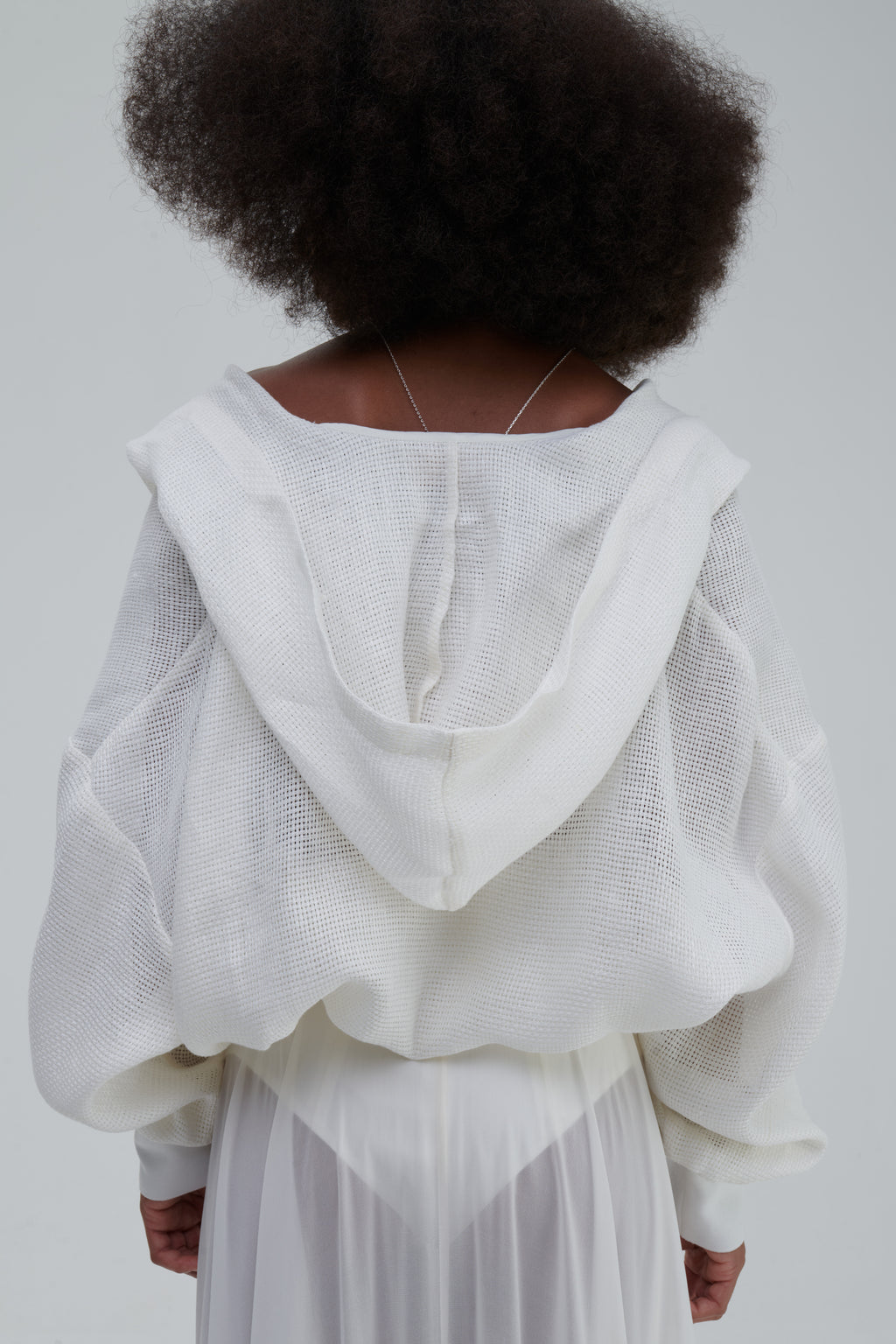 Back close-up, mesh hood and airy texture, oversized silhouette