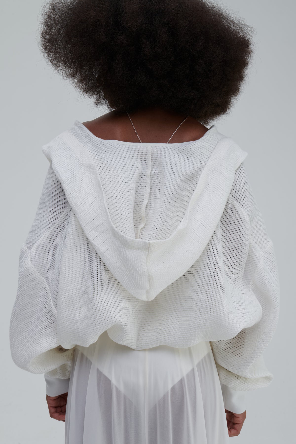 Back close-up, mesh hood and airy texture, oversized silhouette