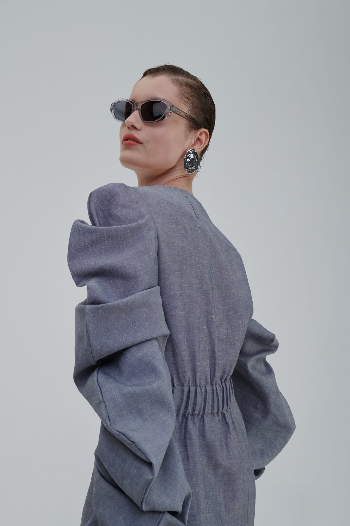 Medusa Parka Dress in grey linen, three-quarter back view with elastic waist