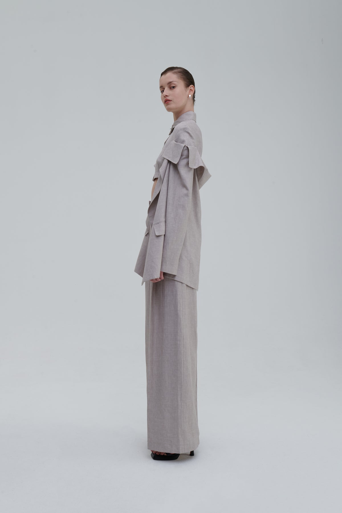Classic Lino Trousers, beige linen, side view, pockets and flow